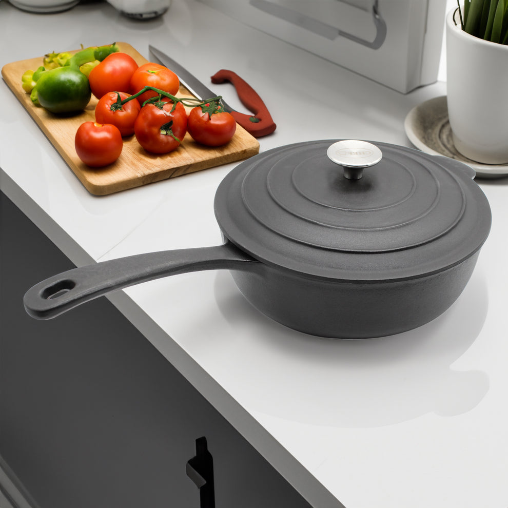 Casserole en fonte avec couvercle d'Explorer Essentials